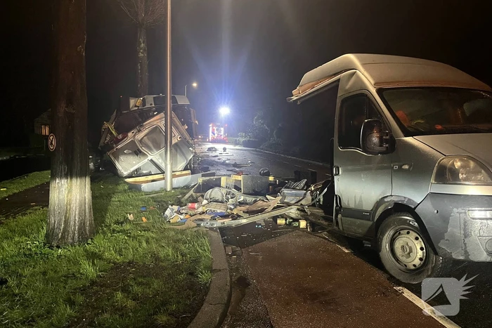 Bestelbus breekt doormidden bij ernstig ongeval