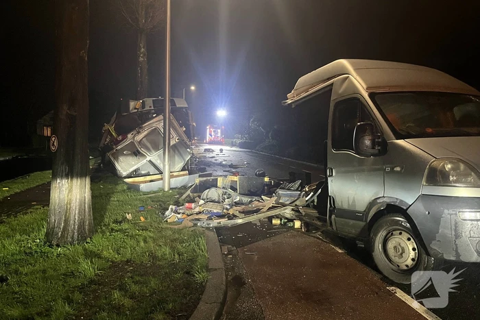 Bestelbus breekt doormidden bij ernstig ongeval