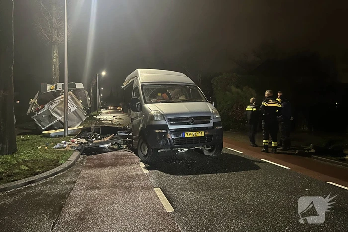 Bestelbus breekt doormidden bij ernstig ongeval