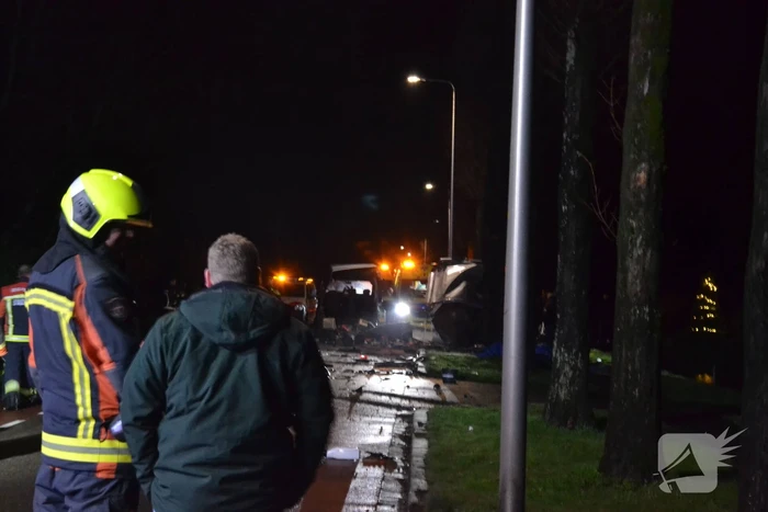 Bestelbus breekt doormidden bij ernstig ongeval