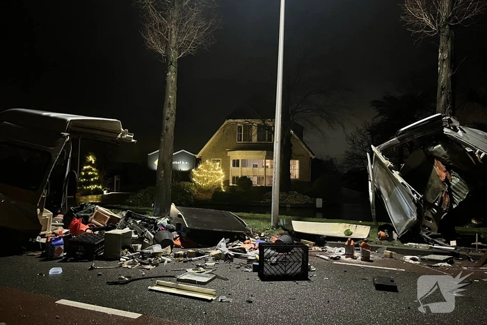 Bestelbus breekt doormidden bij ernstig ongeval