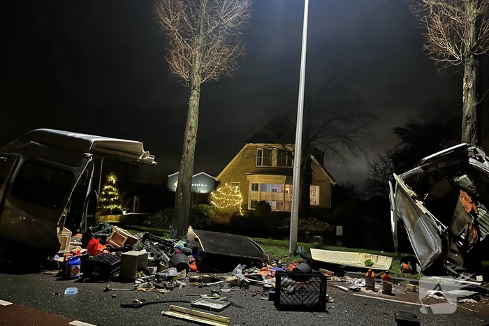 Bestelbus breekt doormidden bij ernstig ongeval