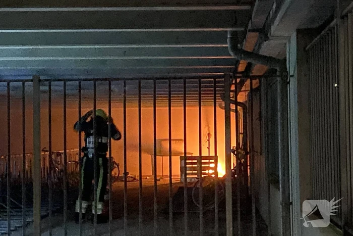 Brand in fietsenstalling snel geblust