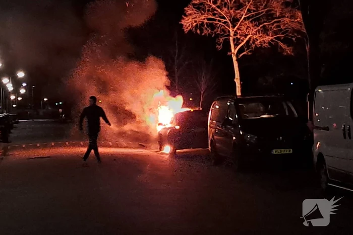 Auto gaat in vlammen op