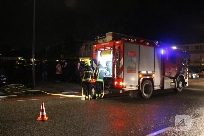 Brand onder motorkap van auto