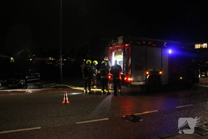 Brand onder motorkap van auto