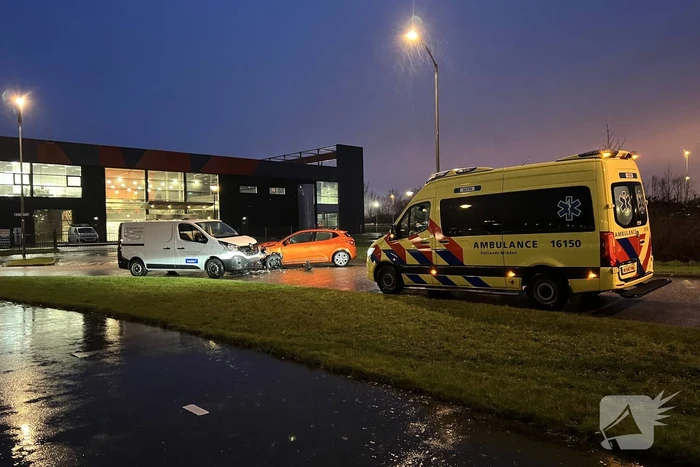 Bestuurder personenwagen gewond bij botsing