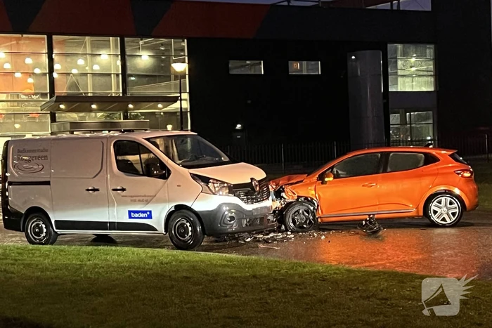 Bestuurder personenwagen gewond bij botsing