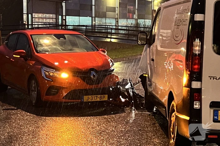 Bestuurder personenwagen gewond bij botsing