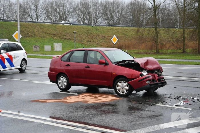 Auto klapt achterop wachtende automobilist bij verkeerslicht