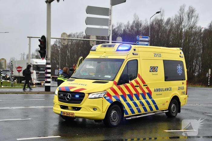 Auto klapt achterop wachtende automobilist bij verkeerslicht