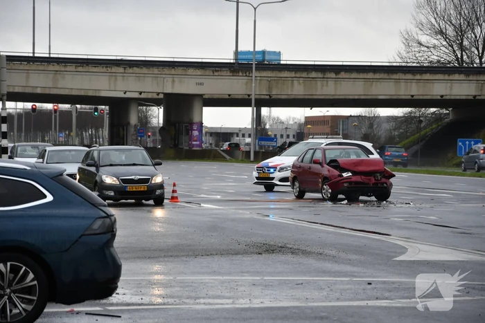 Auto klapt achterop wachtende automobilist bij verkeerslicht