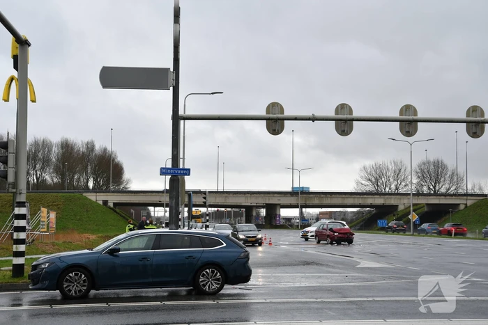 Auto klapt achterop wachtende automobilist bij verkeerslicht