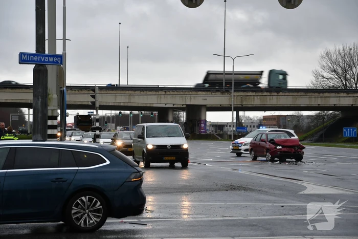 Auto klapt achterop wachtende automobilist bij verkeerslicht