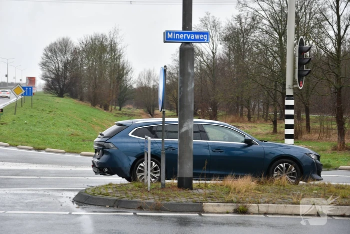 Auto klapt achterop wachtende automobilist bij verkeerslicht