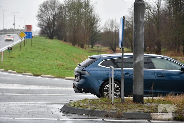 Auto klapt achterop wachtende automobilist bij verkeerslicht