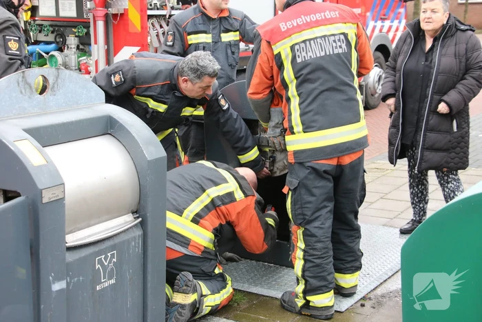 Brandweerlieden zoekt naar verloren autosleutel