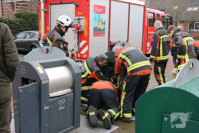 Brandweerlieden zoekt naar verloren autosleutel