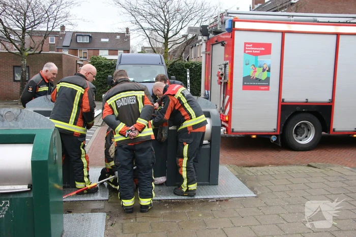 Brandweerlieden zoekt naar verloren autosleutel