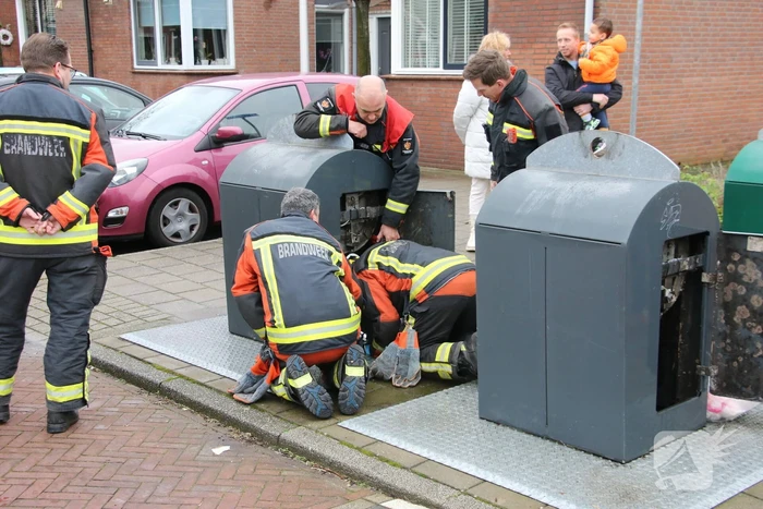 Brandweerlieden zoekt naar verloren autosleutel