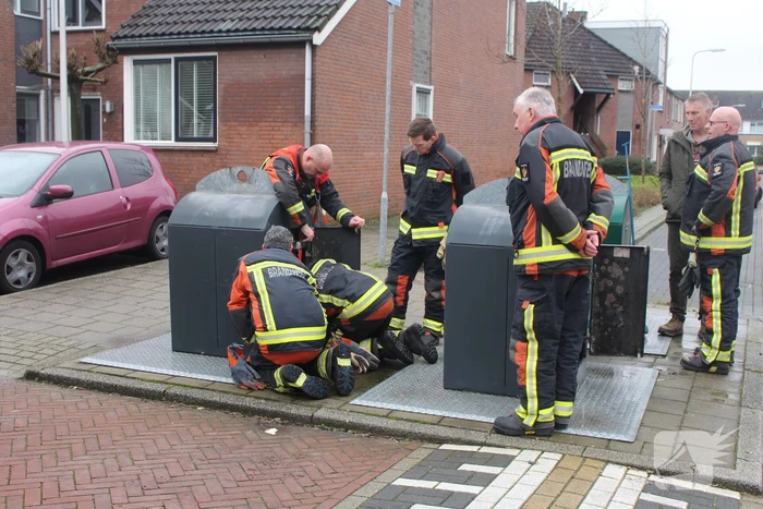 Brandweerlieden zoekt naar verloren autosleutel