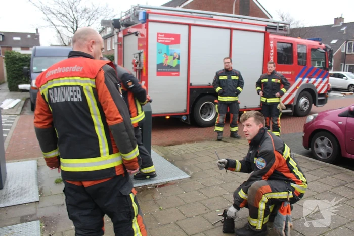 Brandweerlieden zoekt naar verloren autosleutel