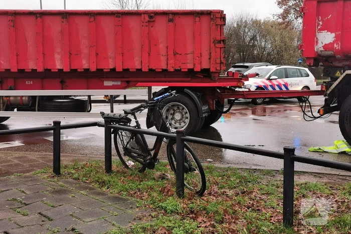 Afslaande vrachtwagen rijdt fietser aan