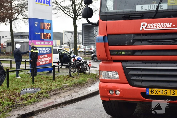 Afslaande vrachtwagen rijdt fietser aan