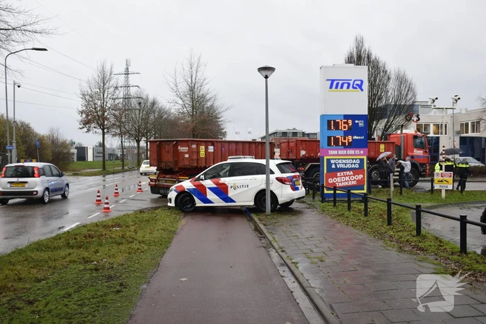 Afslaande vrachtwagen rijdt fietser aan