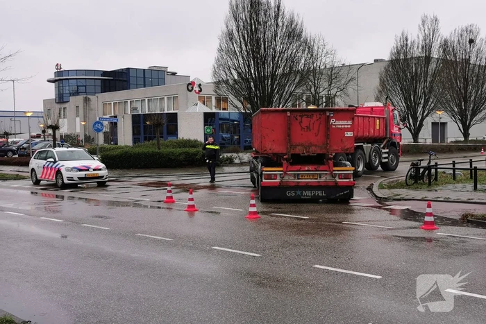 Afslaande vrachtwagen rijdt fietser aan