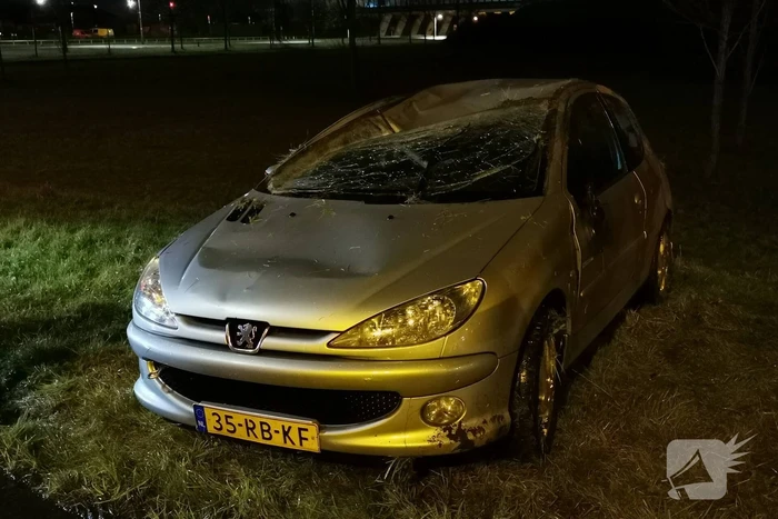 Auto belandt op zijn kop op afrit