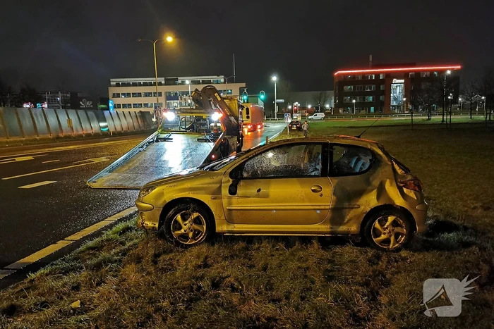 Auto belandt op zijn kop op afrit