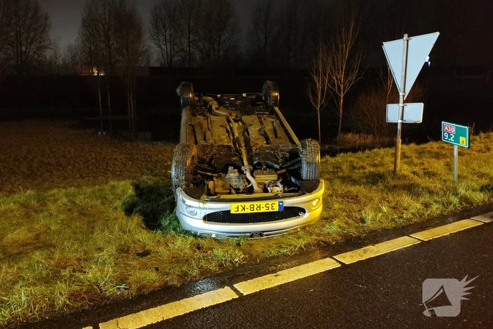 Auto belandt op zijn kop op afrit