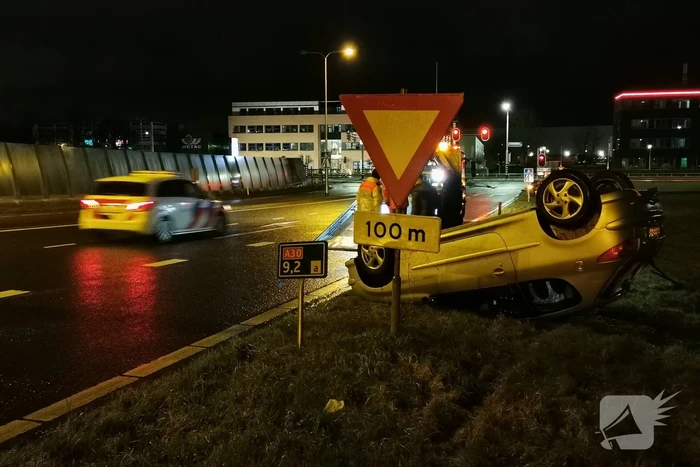 Auto belandt op zijn kop op afrit