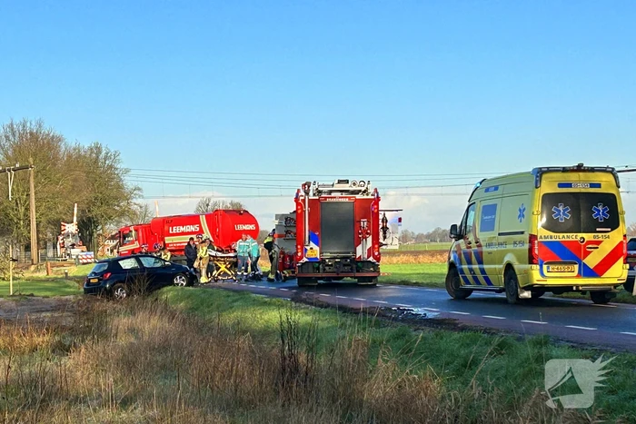 Vrachtwagen en auto betrokken bij botsing