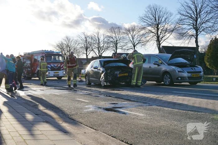 Flinke schade bij botsing tussen twee auto's