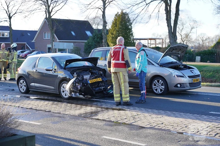 Flinke schade bij botsing tussen twee auto's