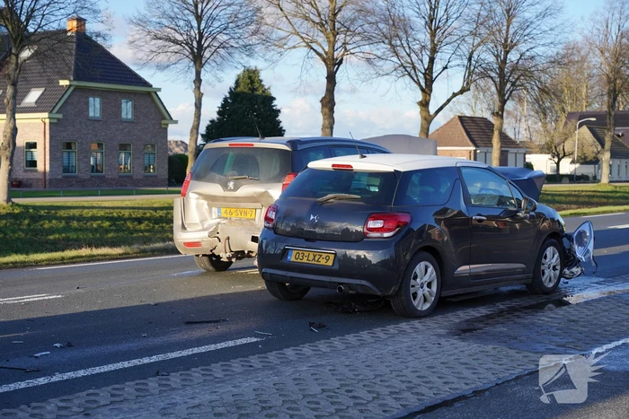 Flinke schade bij botsing tussen twee auto's