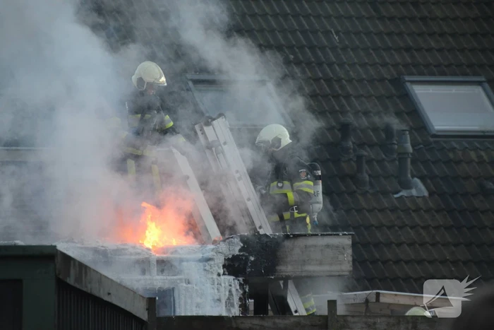 Flinke rookontwikkeling bij brand in bijgebouw