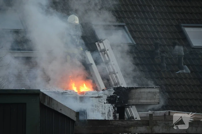 Flinke rookontwikkeling bij brand in bijgebouw