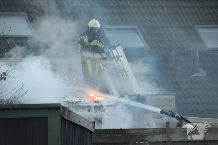 Flinke rookontwikkeling bij brand in bijgebouw