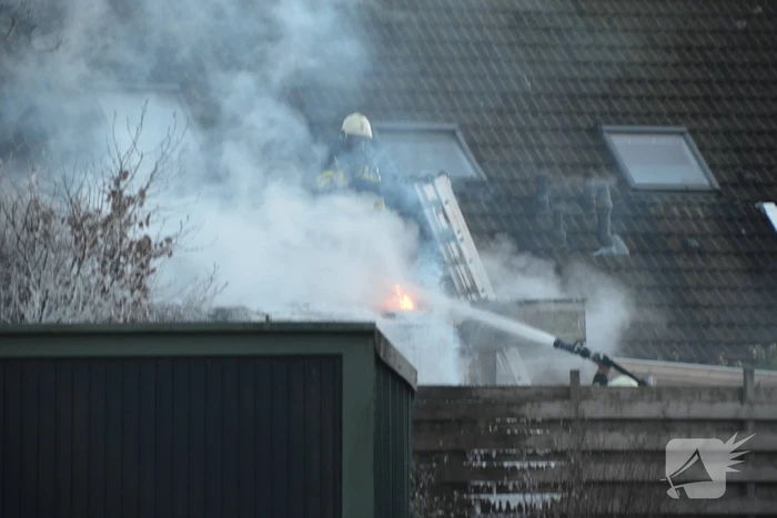 Flinke rookontwikkeling bij brand in bijgebouw