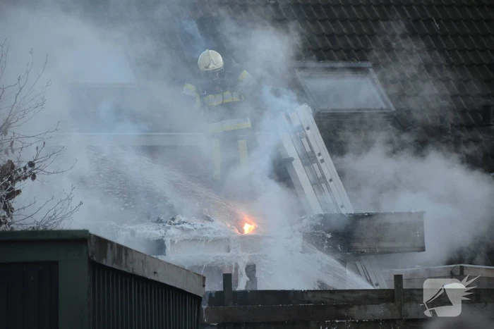 Flinke rookontwikkeling bij brand in bijgebouw