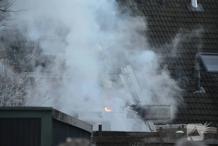 Flinke rookontwikkeling bij brand in bijgebouw