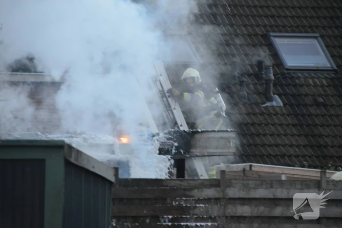 Flinke rookontwikkeling bij brand in bijgebouw
