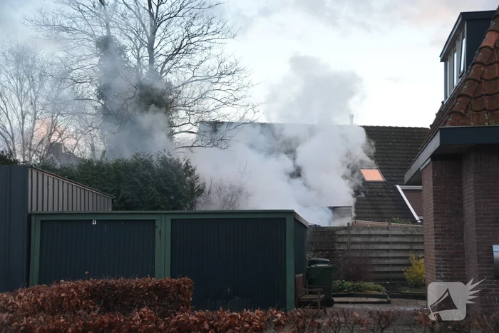 Flinke rookontwikkeling bij brand in bijgebouw