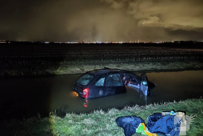 Auto raakt van weg en belandt in sloot
