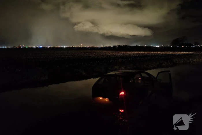 Auto raakt van weg en belandt in sloot