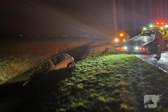 Auto slaat over de kop en belandt in sloot