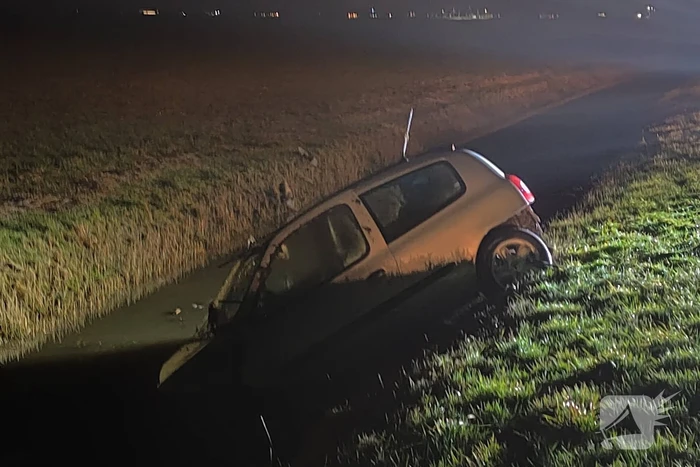 Auto slaat over de kop en belandt in sloot